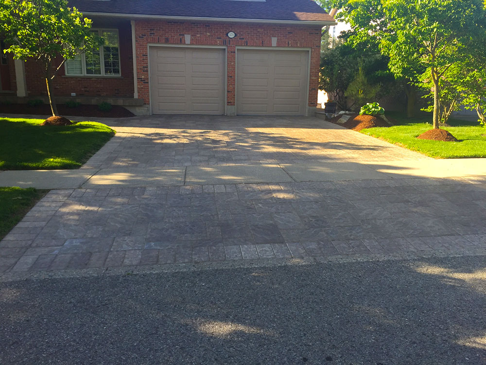 Interlock driveway with paver border